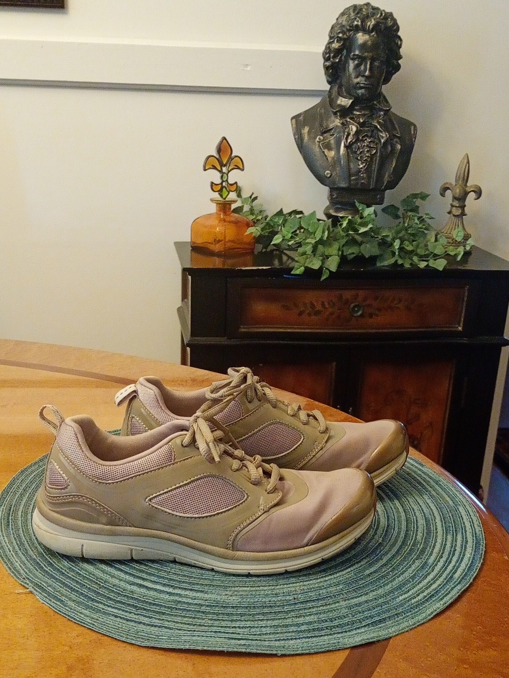 Easy Spirit Taupe and Light Pink Walking Sneakers Sz 5.5